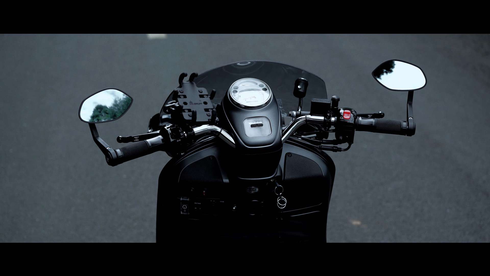 「4K」领略意式踏板摩托车风情 | VESPA6日纪念限定版!