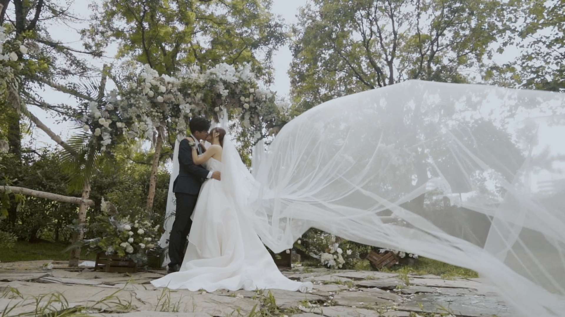 户外婚礼—绿意与纯白氛围感满分的质感婚礼电影