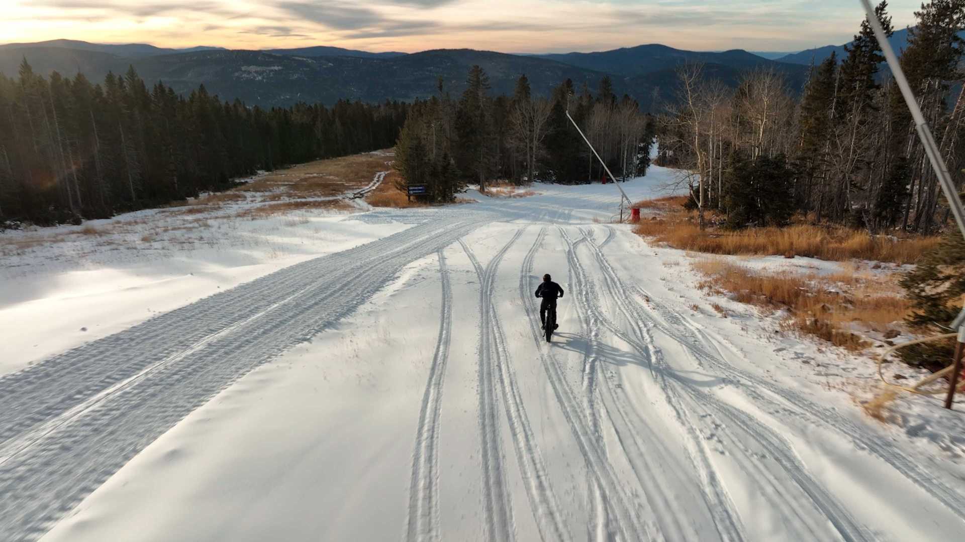 在美国，包下整条滑雪道，带上大疆御3，找了专业骑手，我们为跨境电商制作的品牌广告