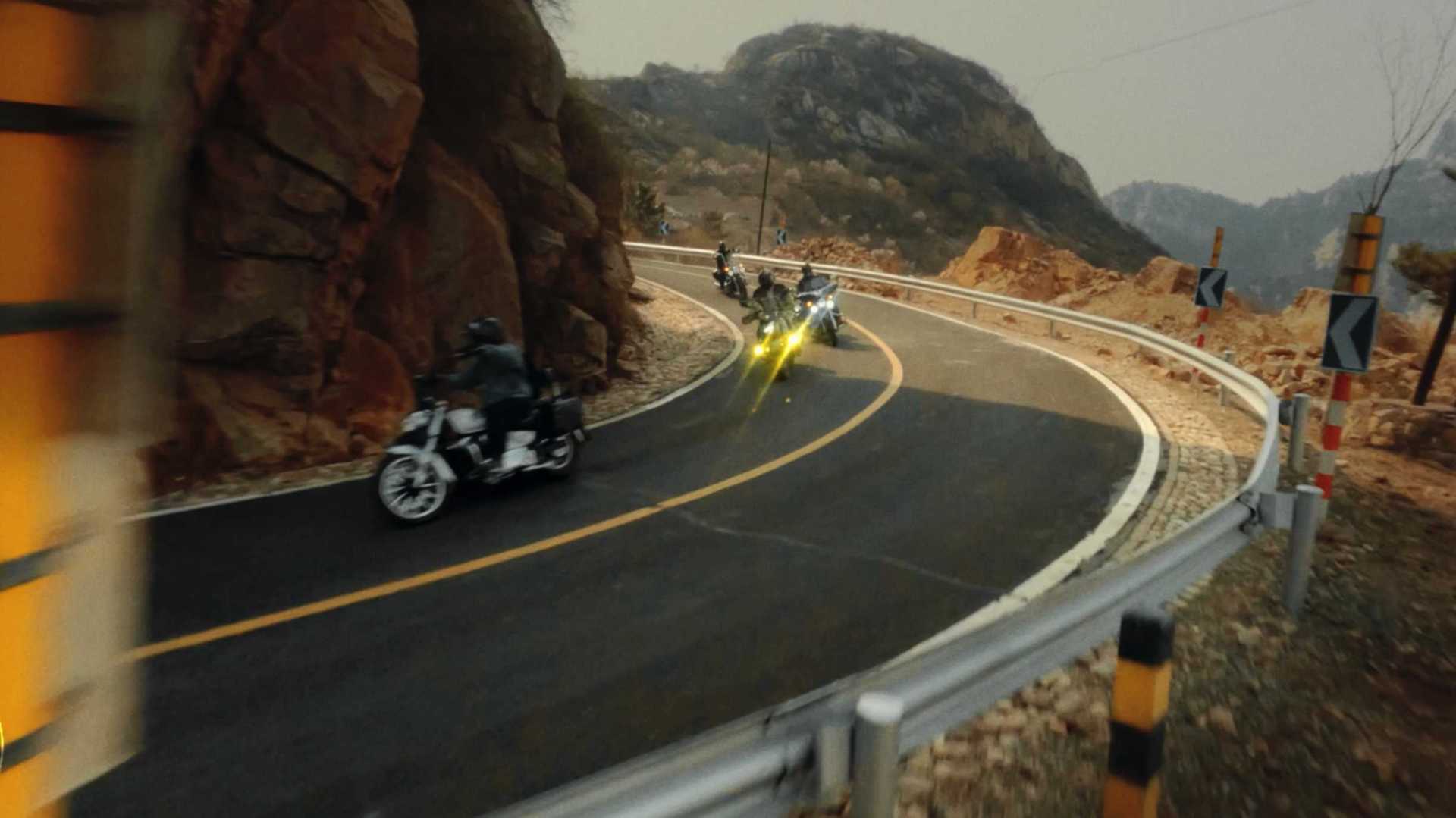 FPV穿越机拍摄白河大峡谷摩托车队