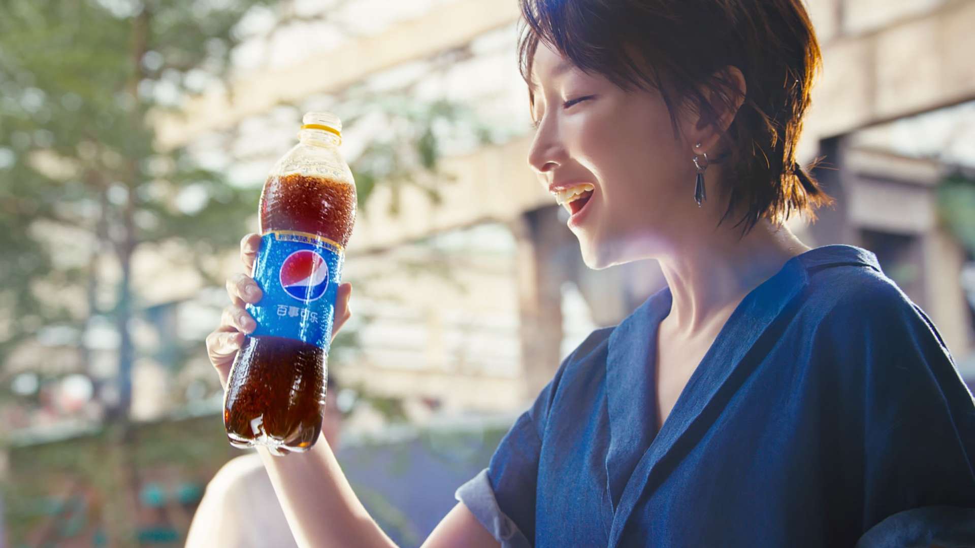 Pepsi 百事可乐“盖念店” 周冬雨 王嘉尔 联袂出演