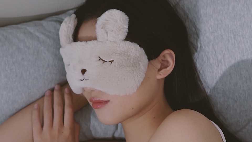 电商电加热蒸汽眼罩模特使用功能展示视频拍摄家居卧室场景