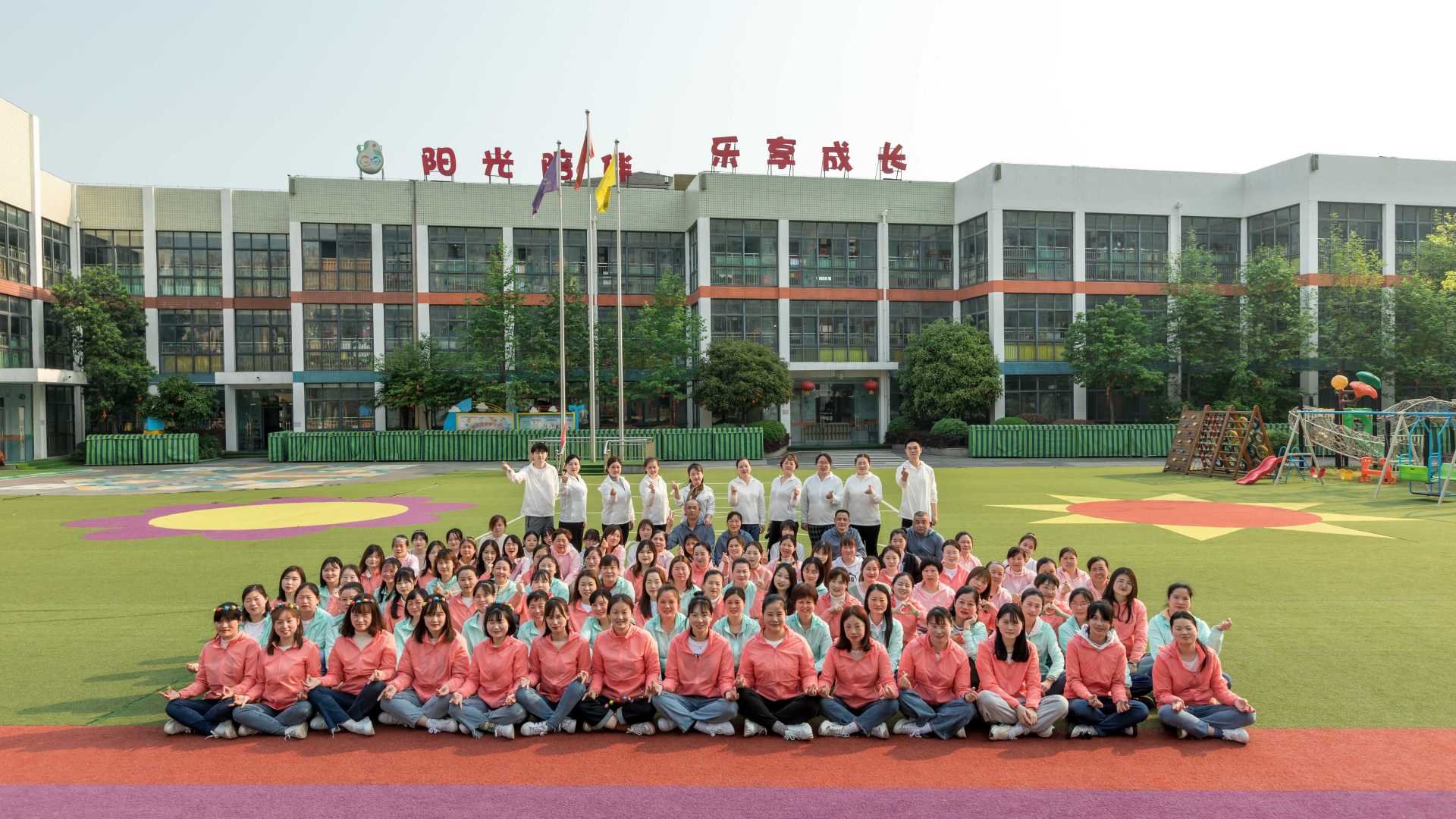 武汉盘龙城经济开发区中心幼儿园植树活动