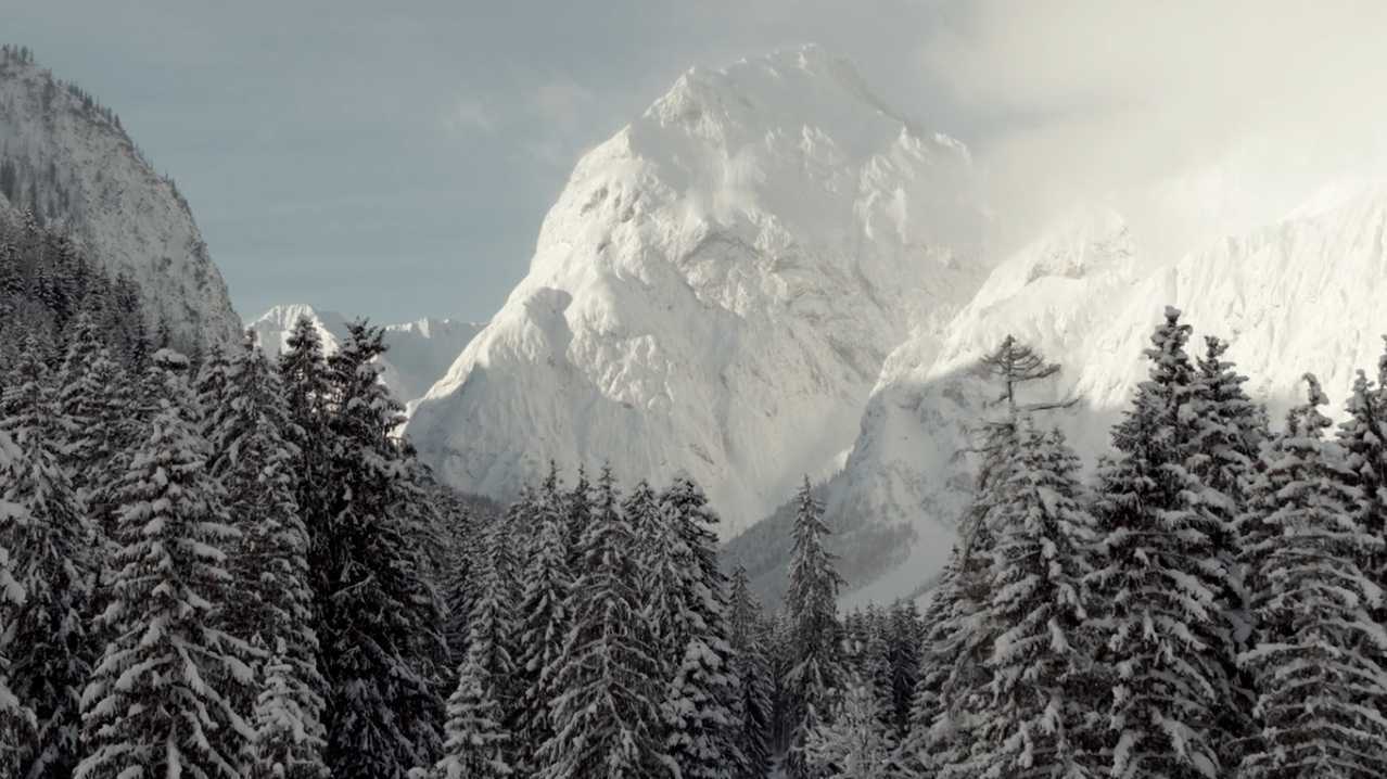 记录阿尔卑斯山-日出前的纯净冬天