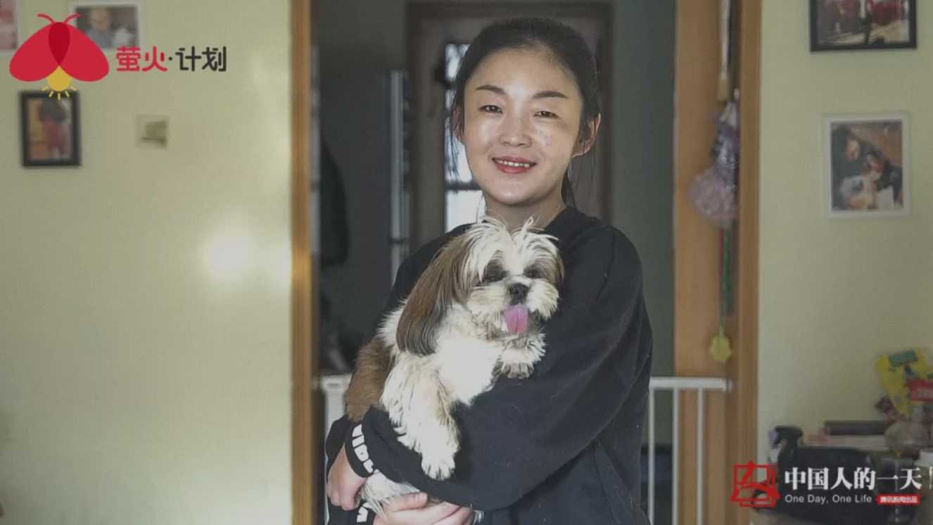 女孩亲历爱犬被打致死，为救流浪猫狗母亲五年未进家门