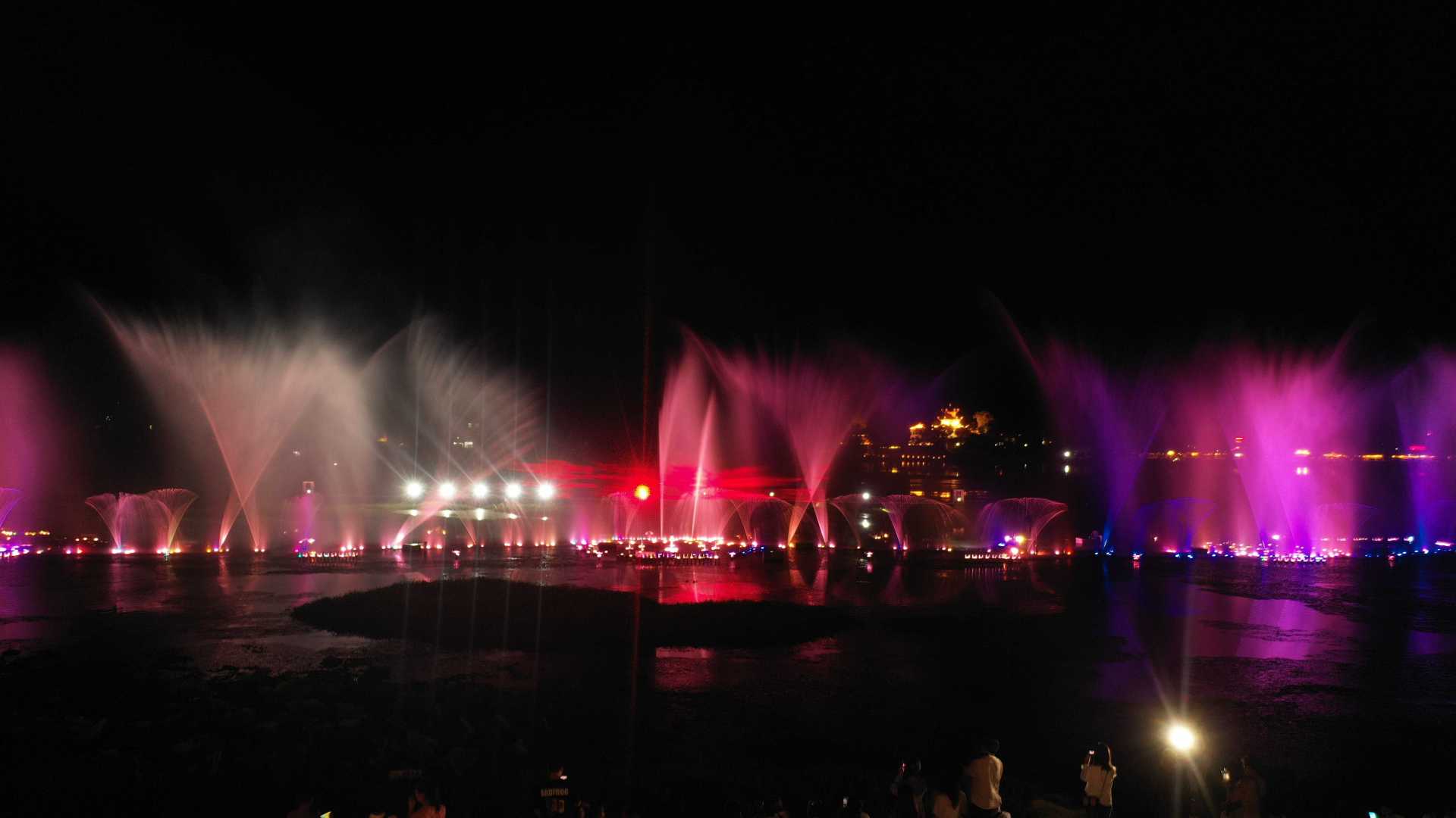 贵州安龙：音乐喷泉水幕秀庆祝建党百年