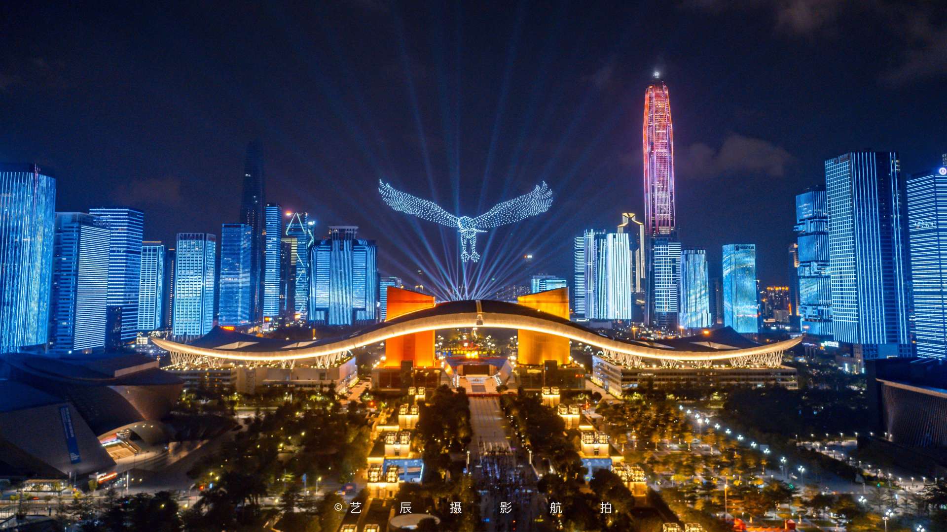 航拍深圳科技感十足的无人机表演灯光秀