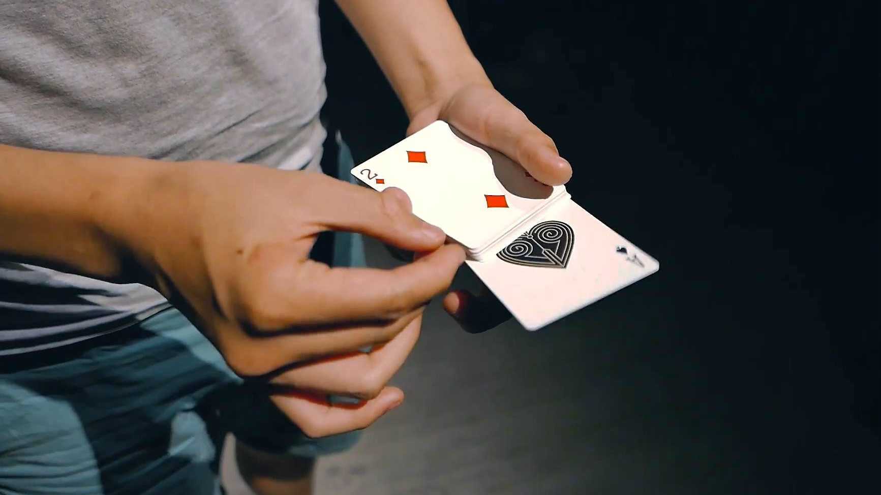 三张扑克牌魔术，考验你的眼力？揭秘江湖骗术