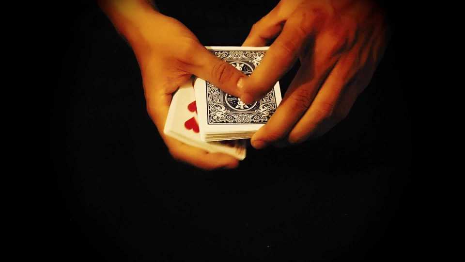 扑克发牌发中张技巧发底牌方法发底二张牌手法