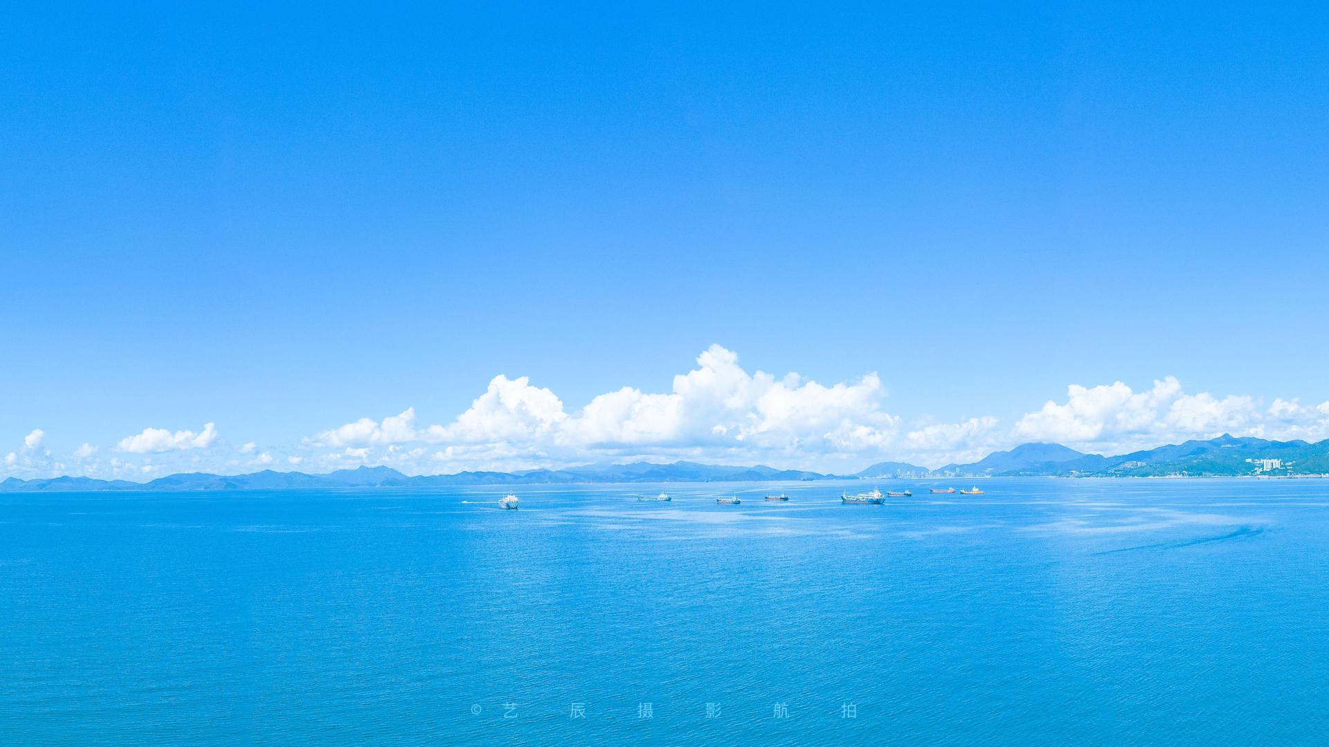 航拍深圳大鹏湾海域的蓝天白云和彩虹