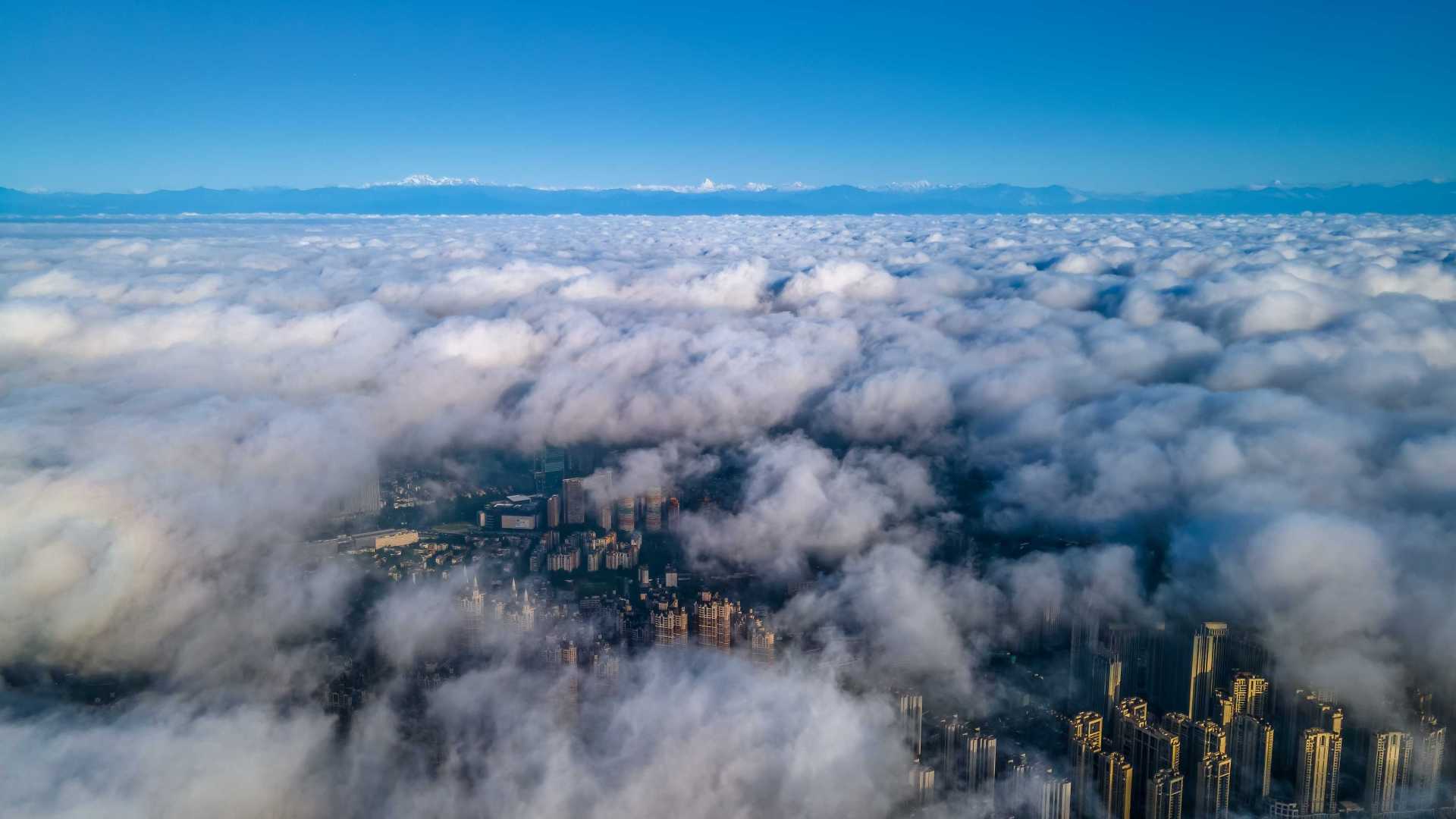 谁曾想，成都的城市上空也可以看见如此壮阔的雪山云海，川西瞬间不香了？