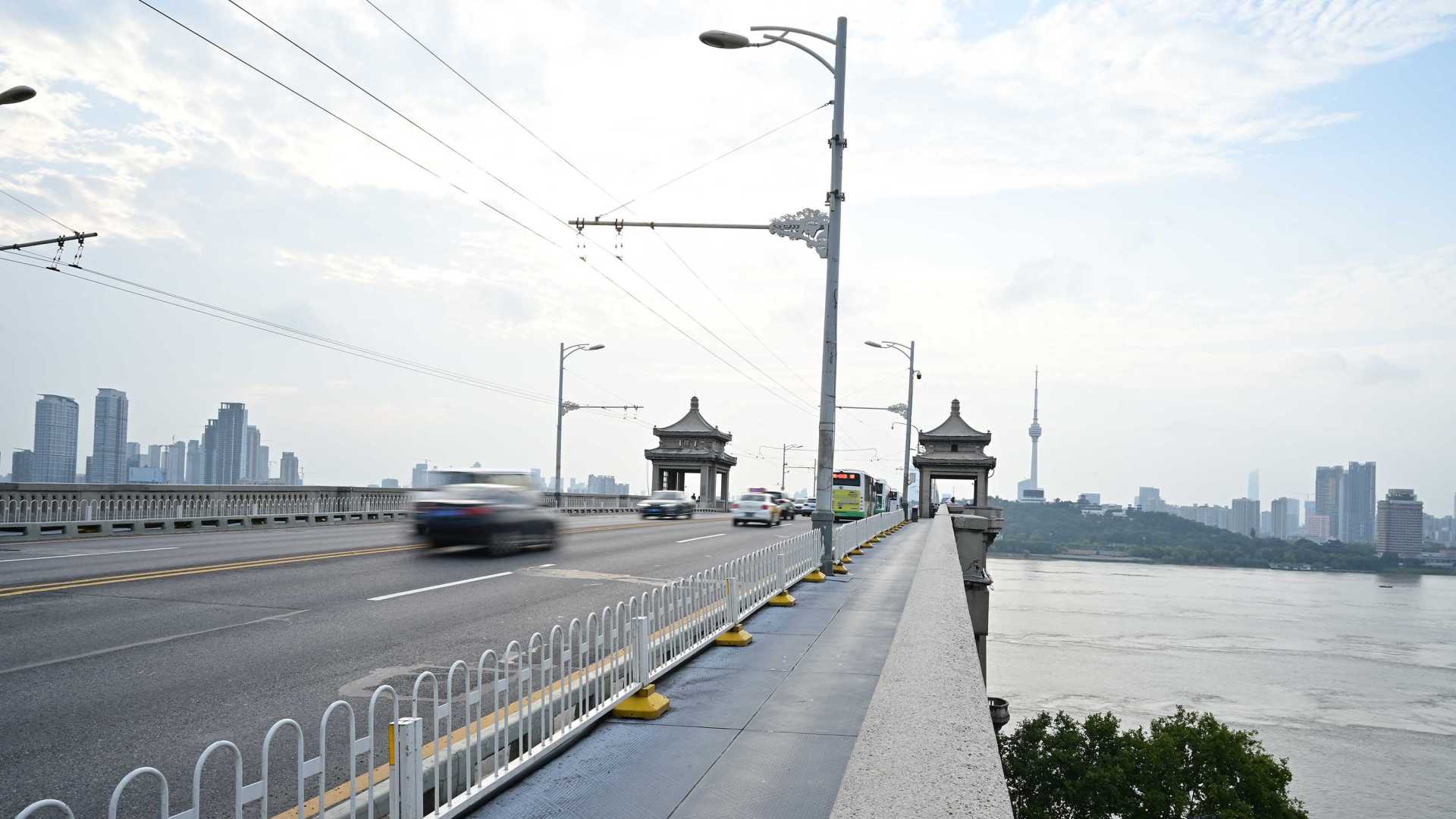 武汉长江大桥下忙忙碌碌的车流水流船只