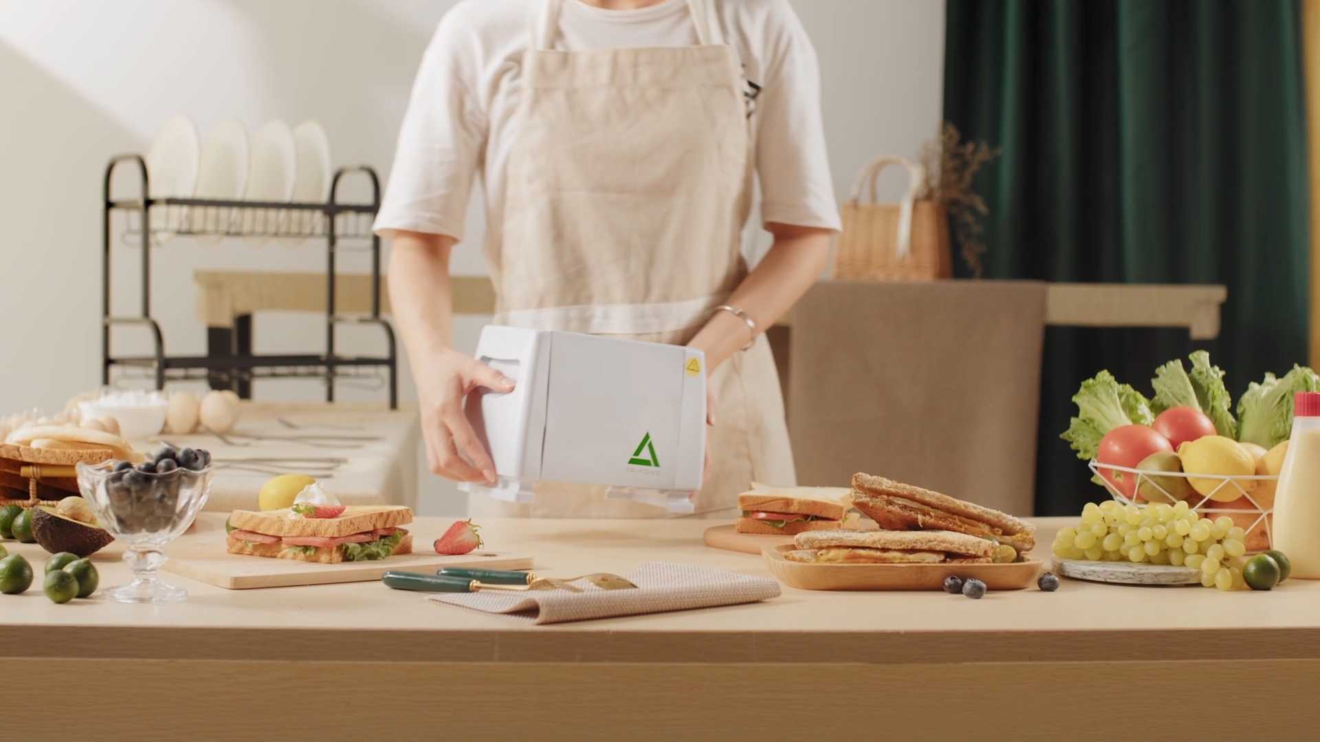 厨房好帮手！丨 清新风格烤面包机广告片