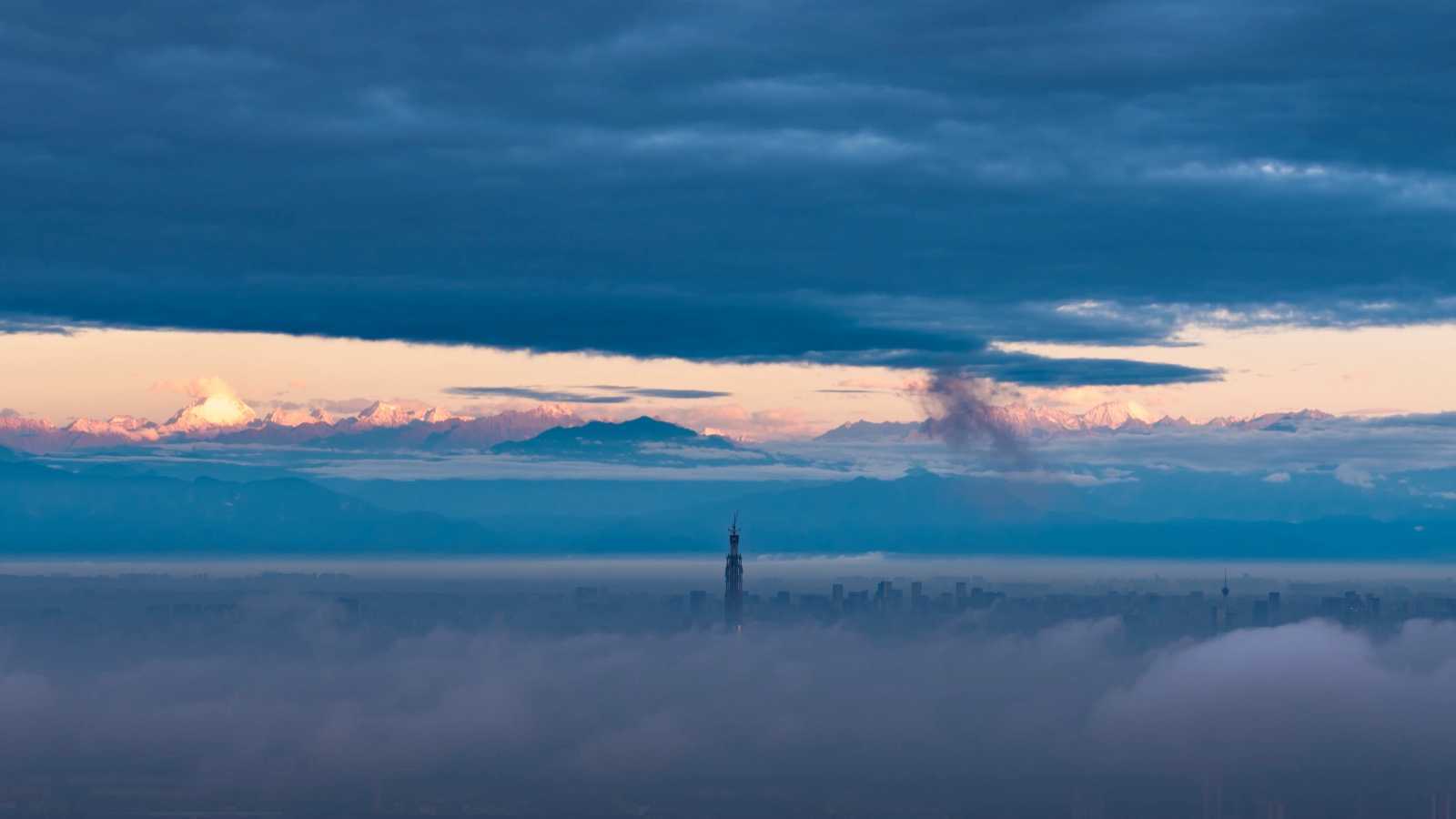 在云上成都遥望日照金山，云里雾里风里等你