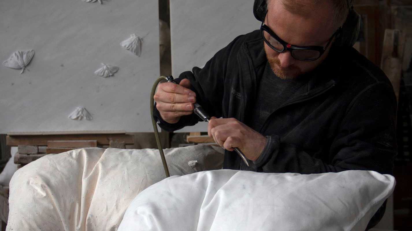 挪威雕塑家神作！“柔软”的大理石枕头