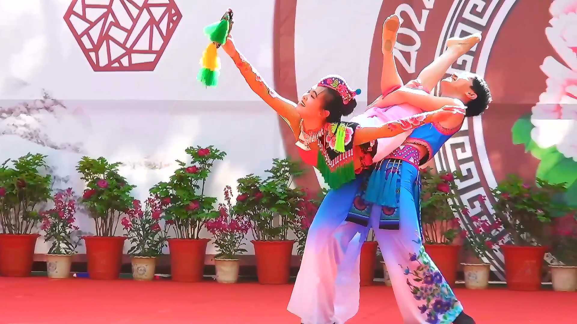 武定县2022年牡丹文化旅游节开幕式演出舞蹈《哦那脚》楚雄州民族艺术剧院