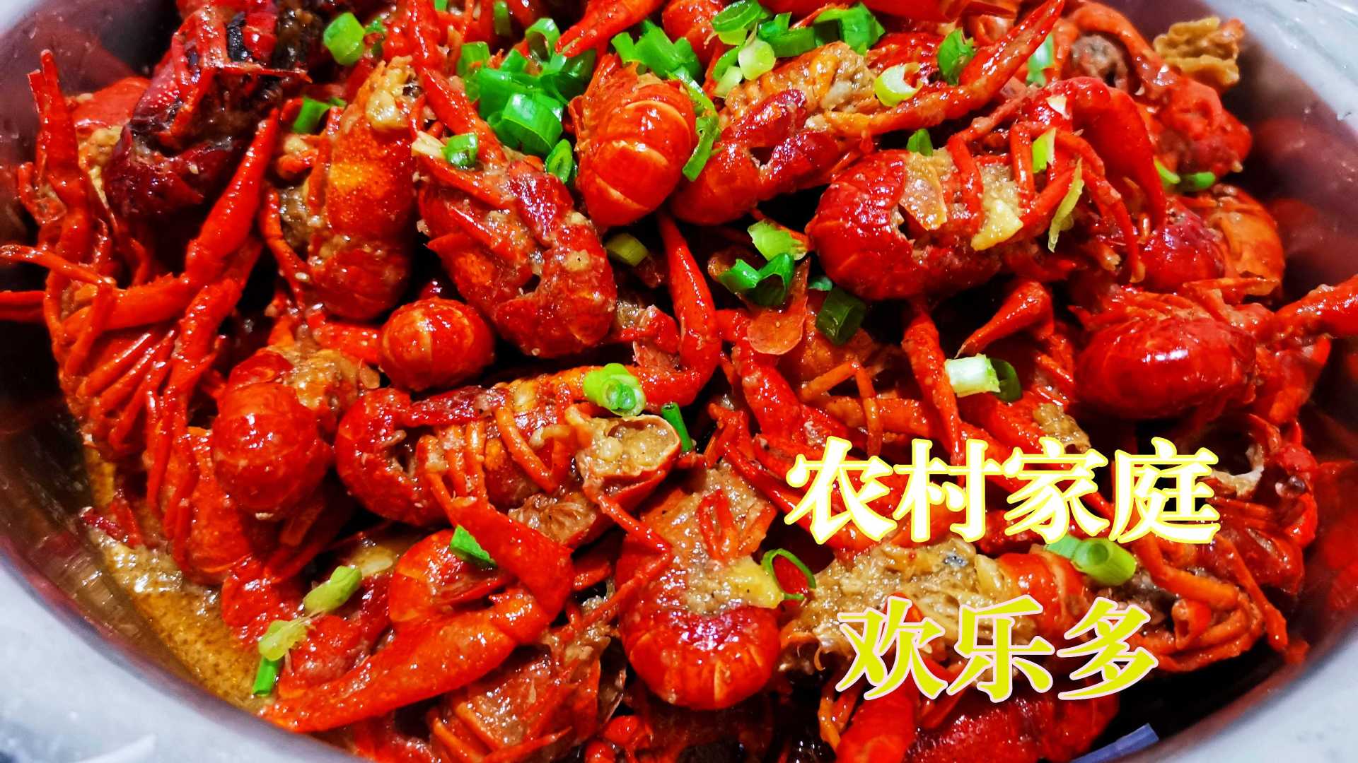 农村大铁锅烧10斤小龙虾2种味道，麻辣小龙虾和蒜蓉小龙虾你爱哪种？