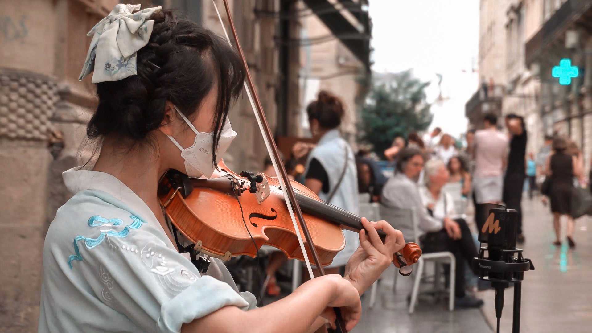 重庆女孩在法国街头小提琴演奏林俊杰的《美人鱼》