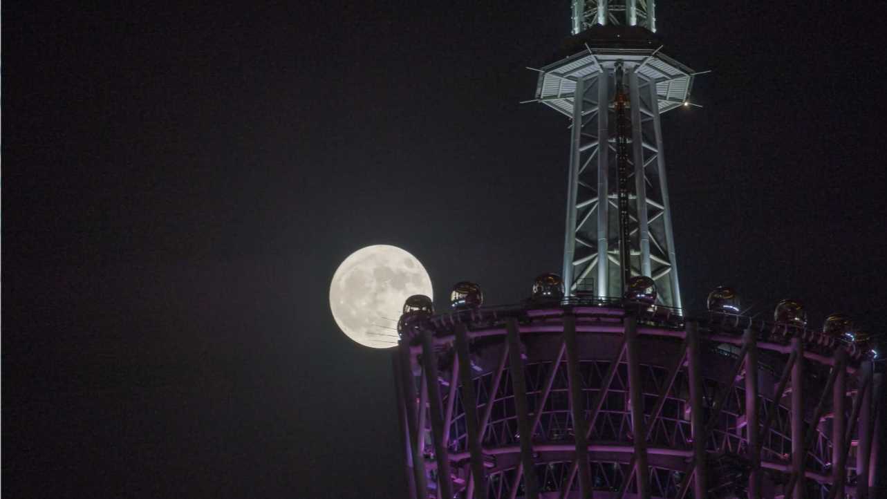 2022年下半年的超级月亮现身广州塔，快来评论区许愿吧