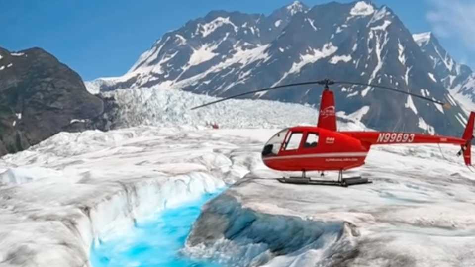 直升机停在冰川旁边仿佛融合成一幅画