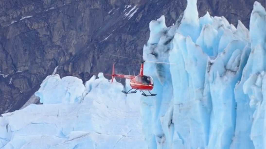 直升机穿越之旅，给冰雪世界带来一抹红