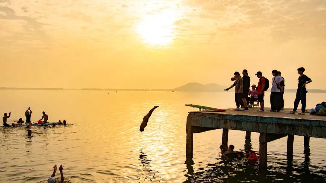 VIVO X80 PRO手机拍摄《游者多未惧》，一群武汉大叔跳东湖的小故事。