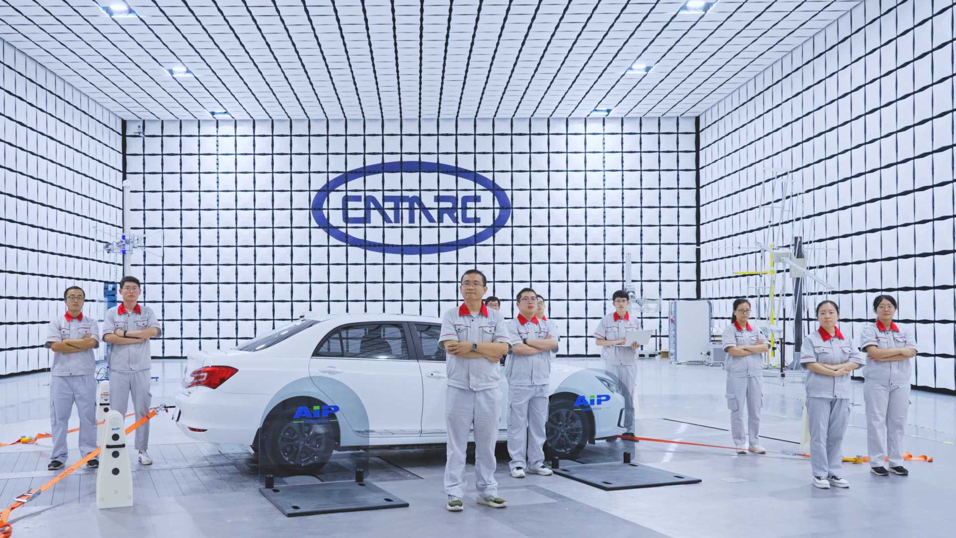 中汽中心新能源汽车科技创新基地车辆电磁兼容技术团队形象片