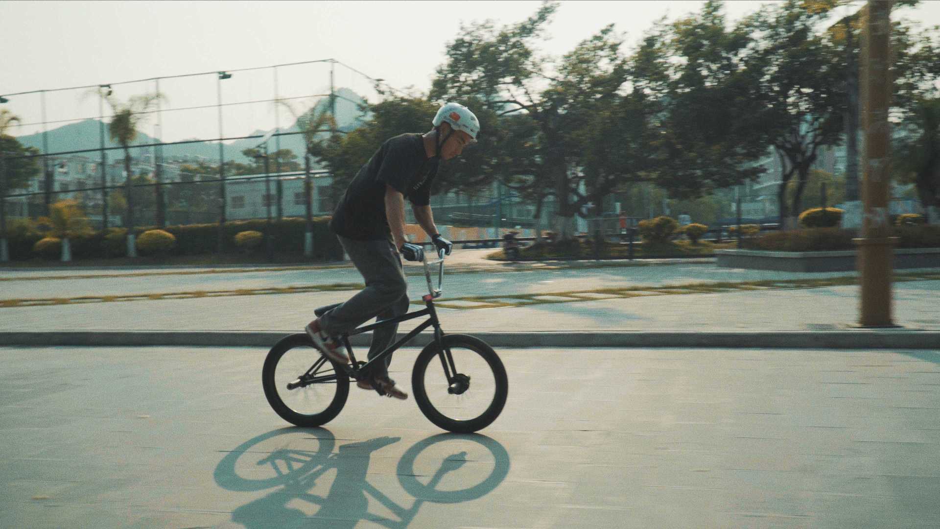 创意运动剧情短片《梦醒时分》一个骑着自行车去上学的人