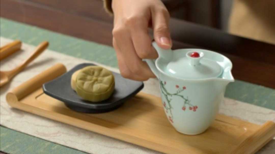 用青瓷茶具泡一杯绿茶喝，悠闲的一天开始了……