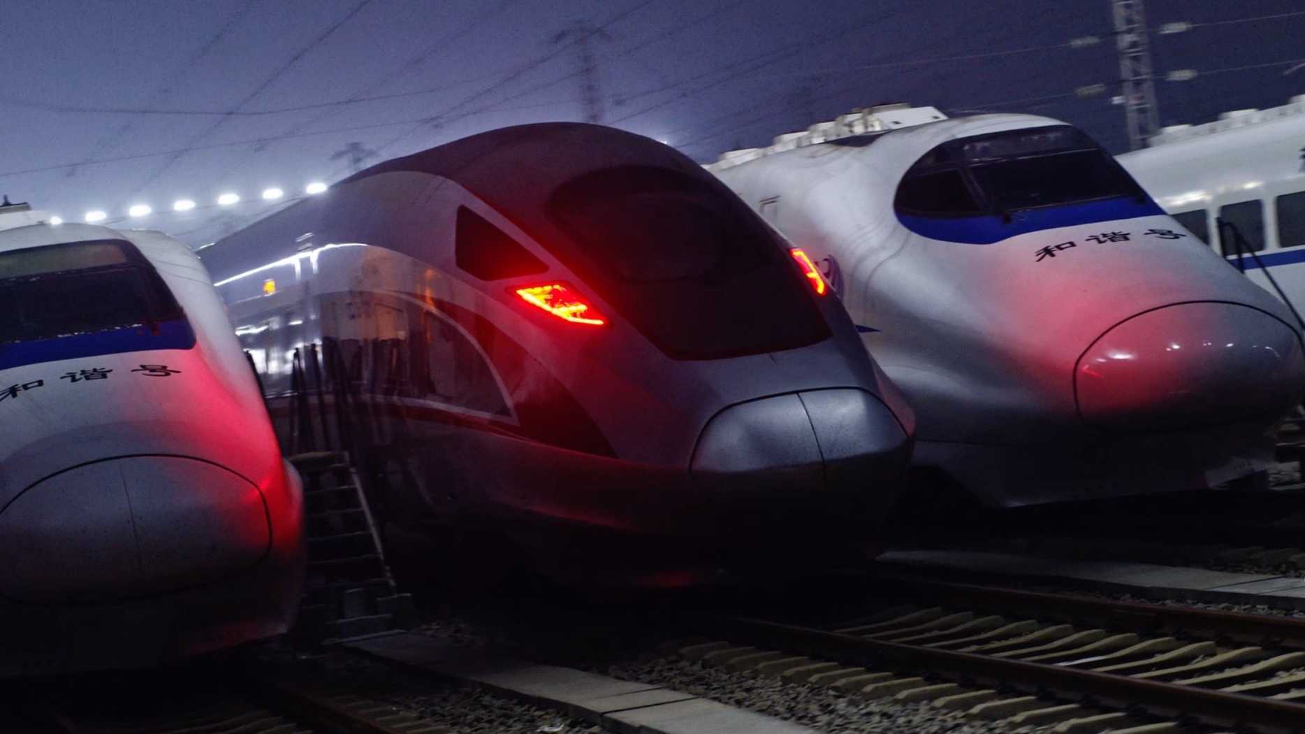 停靠在武汉动车段检修完毕的高铁列车蓄势待发，2023年春运从今天起开始啦！