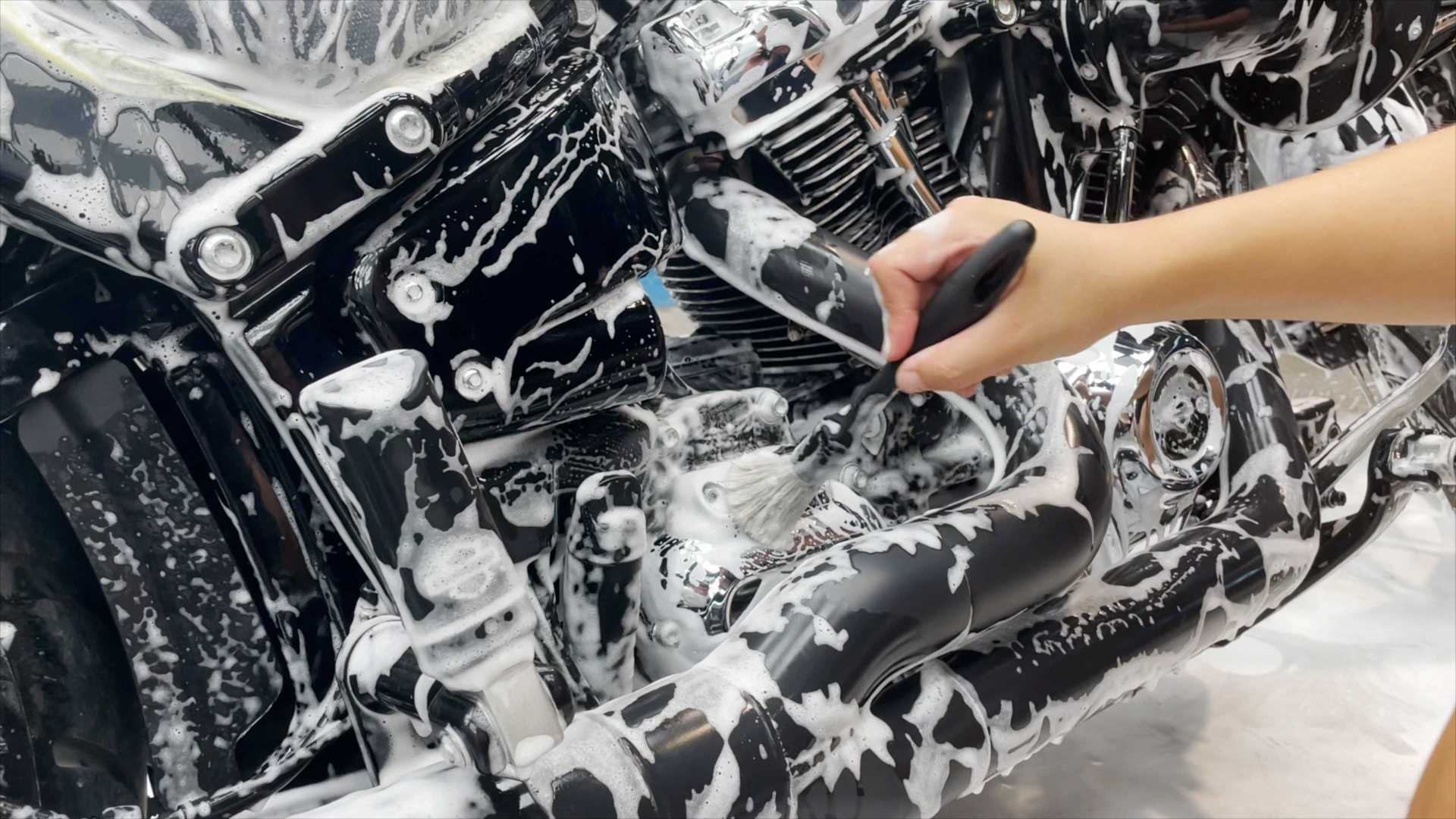 哈雷摩托车毛刷洗车视频素材