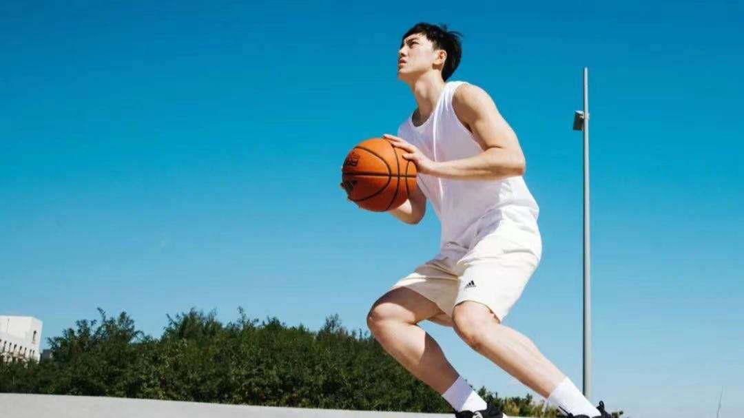 与篮球有关的故事adidas 从未缺席-阿那亚球场-胡明轩