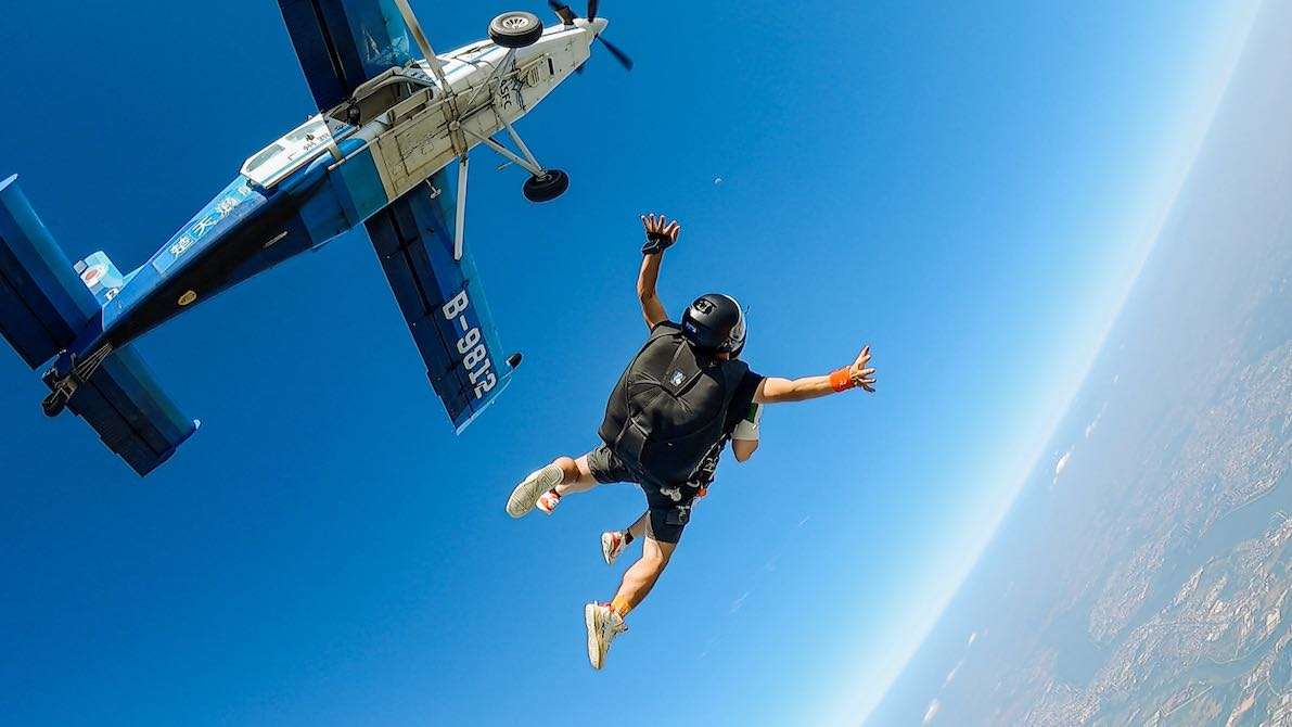 人生第一次高空跳伞是什么体验？没去过但想去的小伙伴一定不要错过！