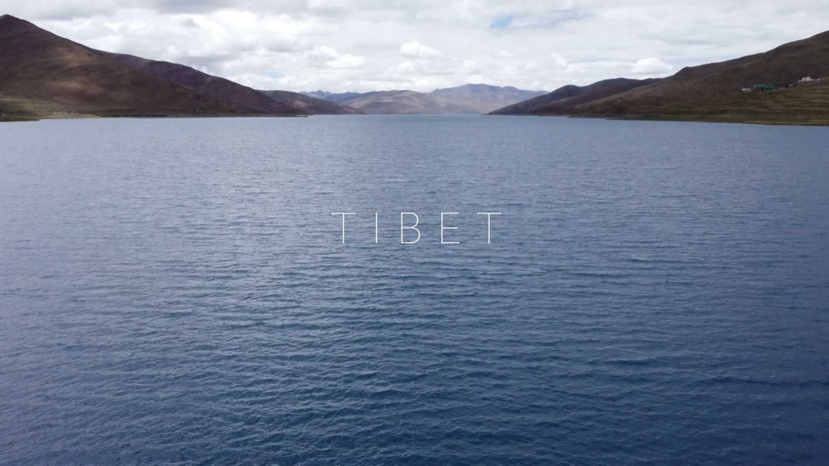 在西藏，飞过湖泊和山川