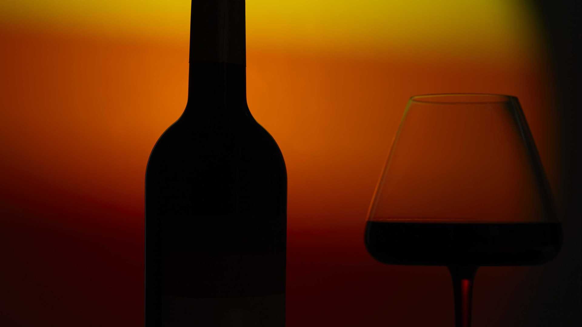 「产品拍摄」通俗易懂的反光体酒瓶氛围感布光方案，助你拍出高级氛围足的红酒大片！