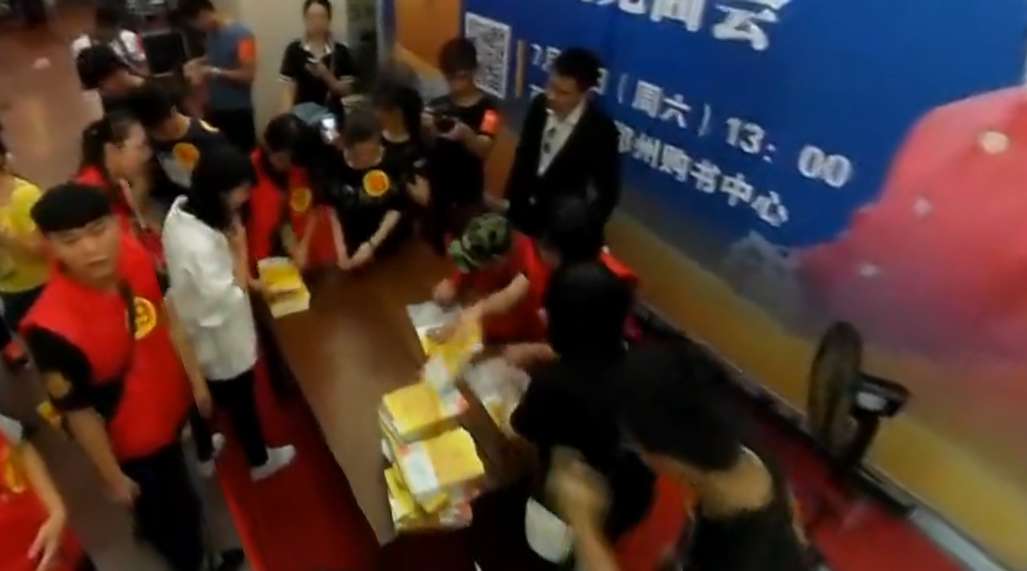 VR：六小龄童郑州签名售书 粉丝带妆排队上演真假美猴王