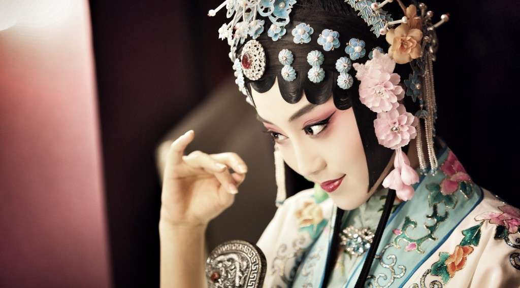 她是鬼戏美女导演，将当代经典《大宅门》搬上京剧舞台
