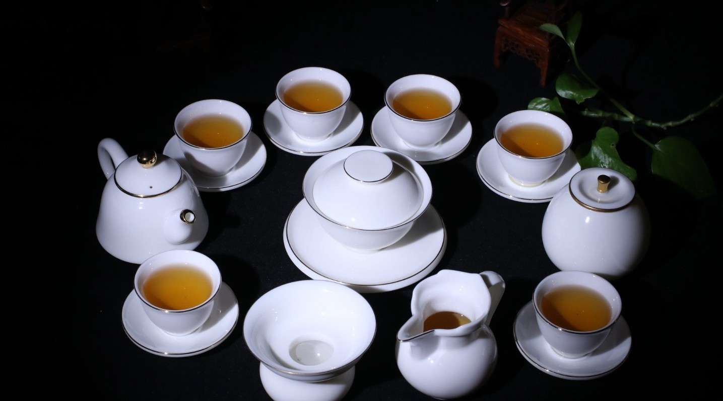 上好的英式红茶，配以此鎏金翠玉白瓷品茗套组绝佳！