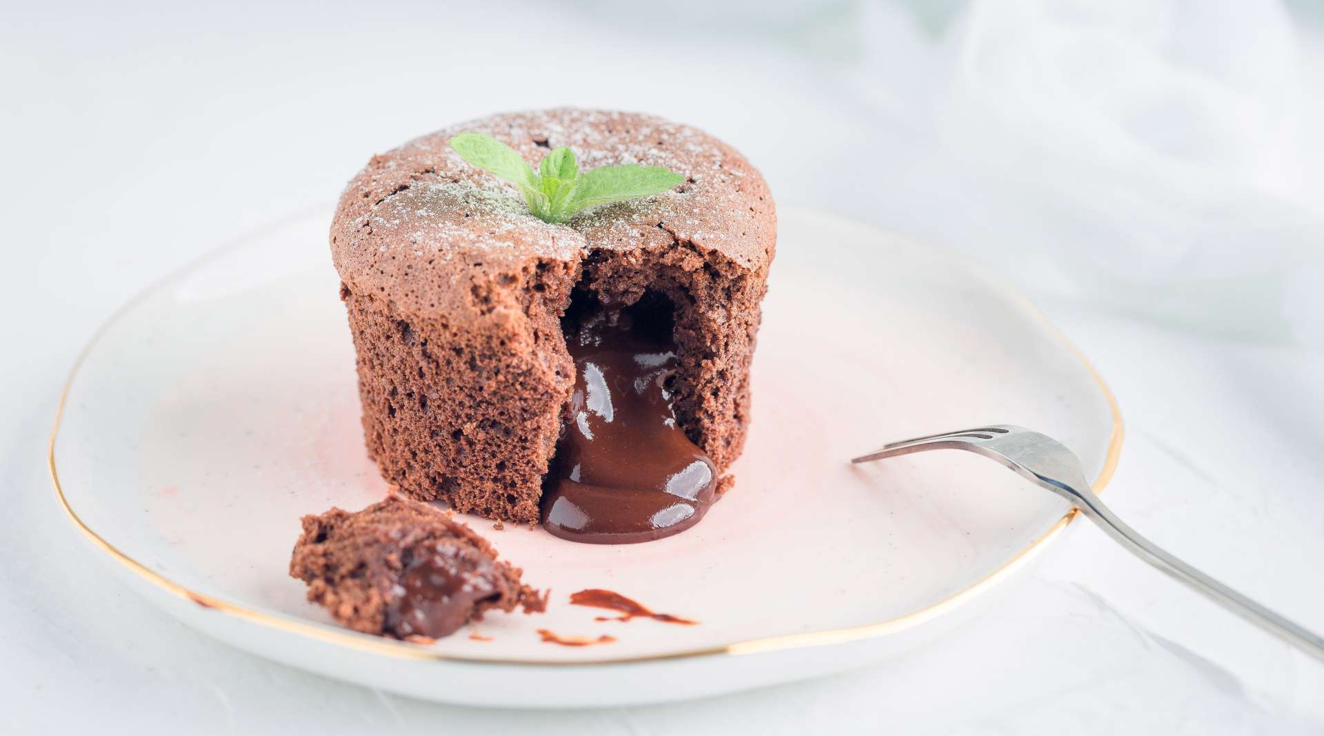 百分百爆浆的巧克力熔岩蛋糕，让你一口纵享丝滑！
