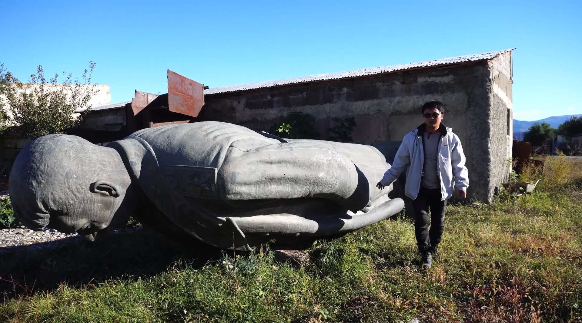 在斯大林的故乡，他的雕像为何被遗弃荒野