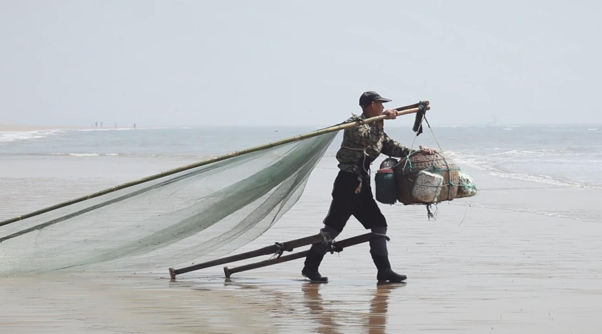 守艺人 ：传承几百年海中踩高跷的技艺 只为捕捞一种鲜美的食材！
