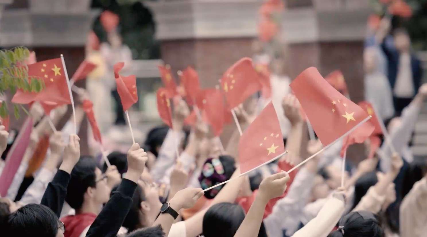宁波中学快闪，300人齐唱《我和我的祖国》