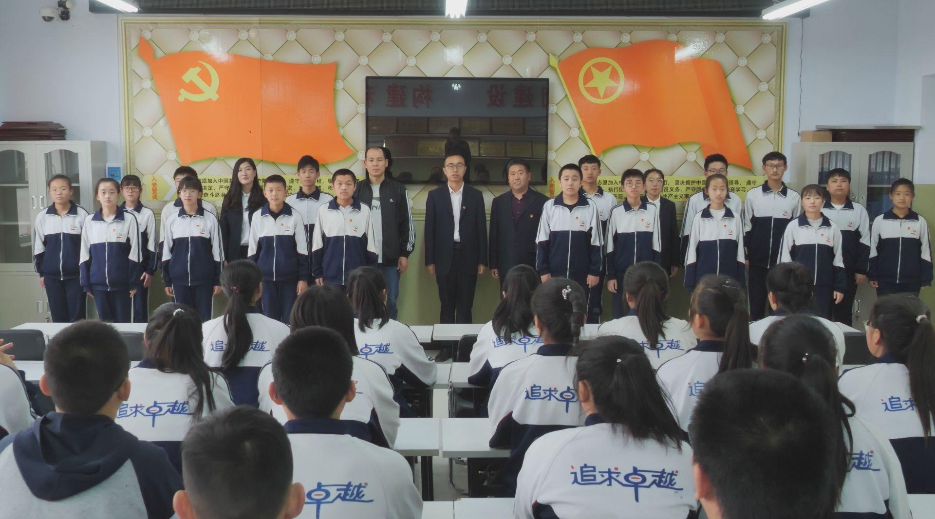 尚义县青年掀起唱团歌活动