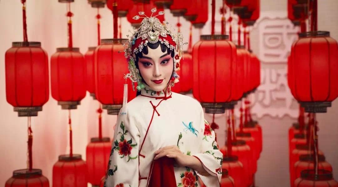 她是拥有百万粉丝的京剧偶像最美花旦，却只想做京剧的“红娘”！