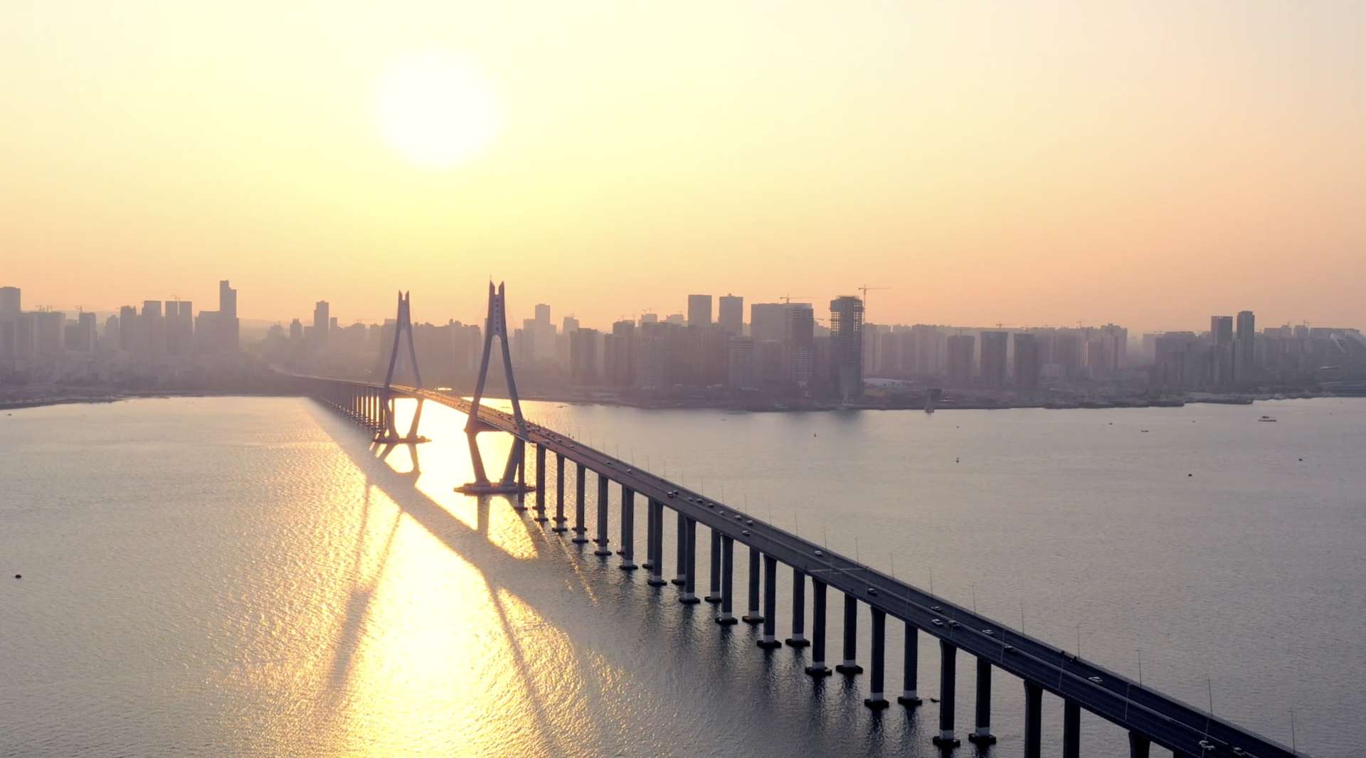 不一样的美景，湛江海湾大桥日落航拍