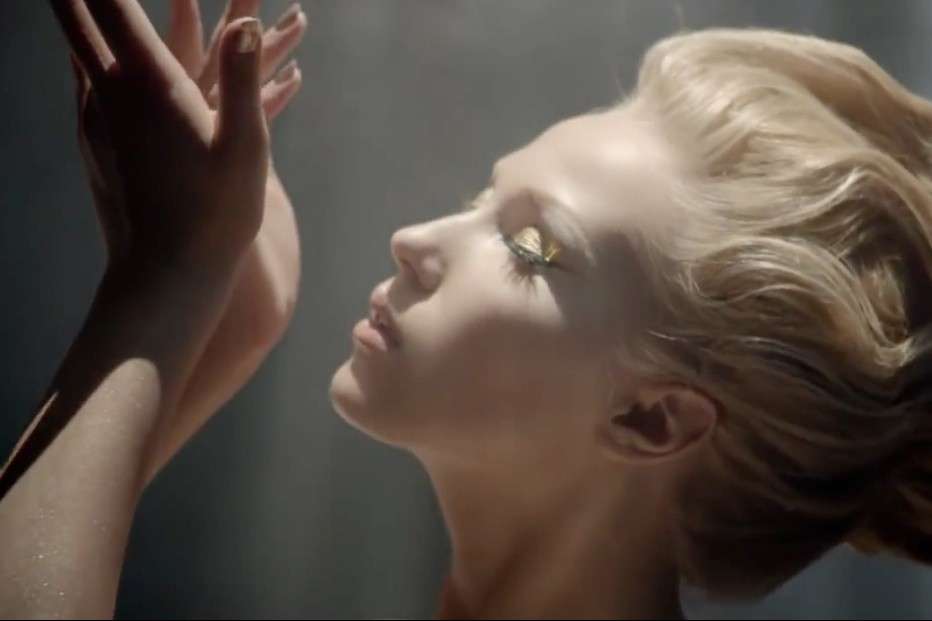 金色主题Alien梦幻香水广告《太阳女神的苏醒》