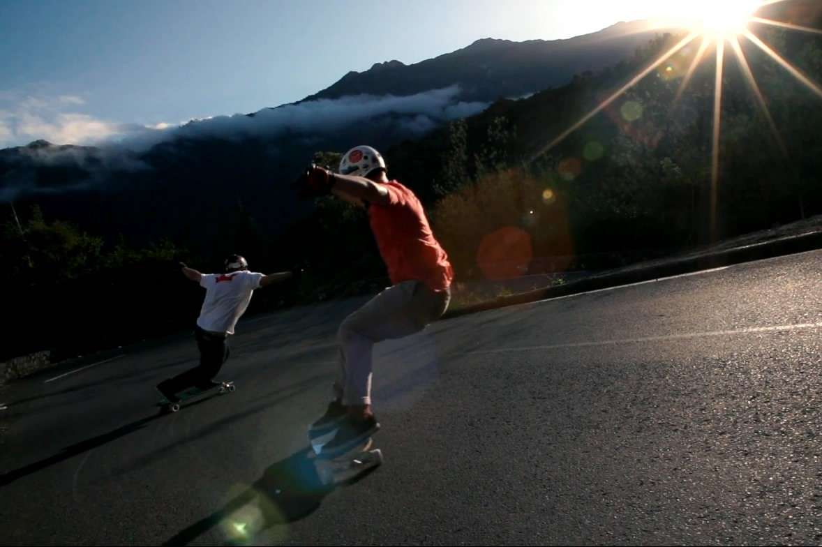 高燃惊险极限运动短片《滑板速降》