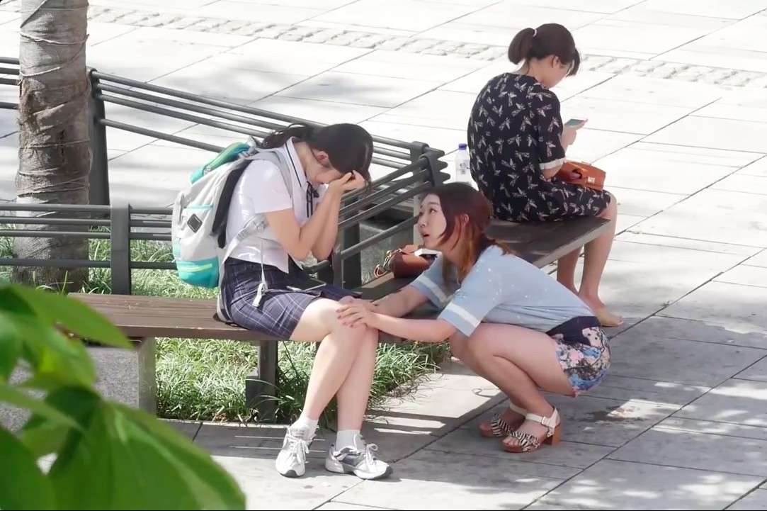 韩国街头实拍短片《可以给我一个拥抱吗》