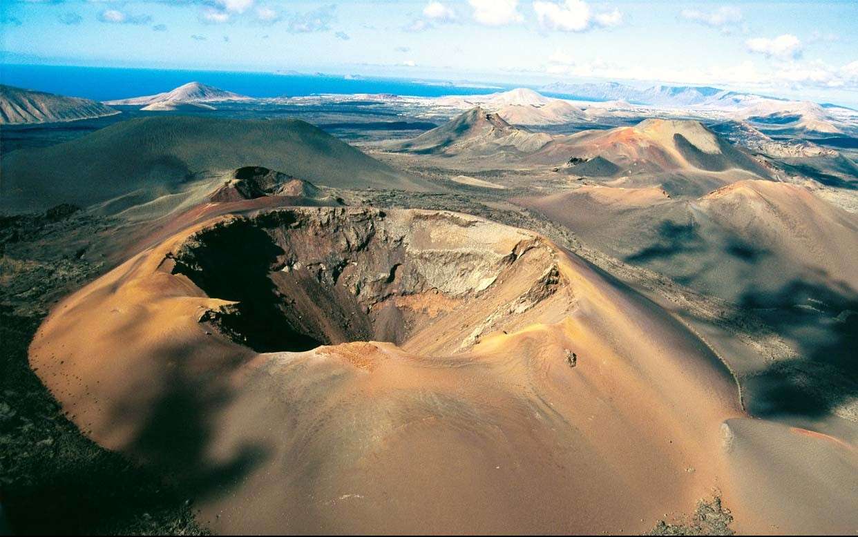 罕见火山岛景观短片《火山岛世界》