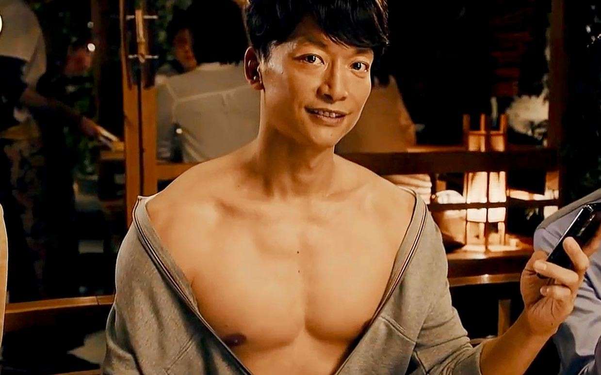 日本爆笑魔性辣眼广告《卖弄肌肉的男人》